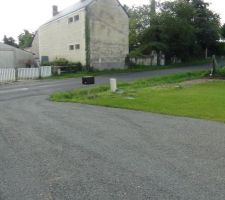 Vue de la route depuis l'allée menant au futur garage