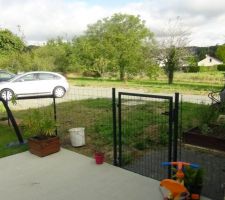 Vue depuis la baie côté terrasse vers le jardin nord