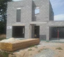 Arrivage de planches pour la charpente