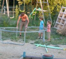 Au grand bonheur des enfants: papa se met enfin à remonter le trampoline!!