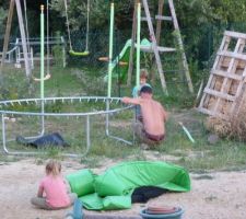 Au grand bonheur des enfants: papa se met enfin à remonter le trampoline!!
