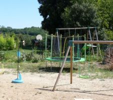 L'air de jeu provisoire (eh oui, tout risque de bouger lorsqu'on commencera à aménager le jardin...)