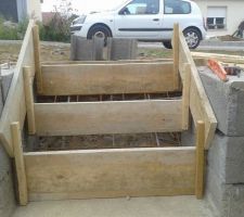 Mur de soutènement et escalier pour monter à la partie pelouse