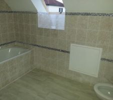 Salle de bain du haut il manque mes meubles de salle de bain qui ne sont toujours pas arrivé et mon pare baignoirea posé