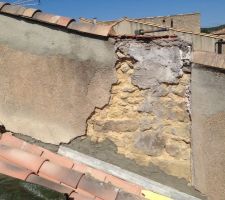 Ancienne cheminée.
Rattrapage du bas du mur pour pose des solins.