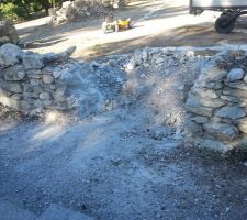 1er étape : Démolition du mur au marteau piqueur!!