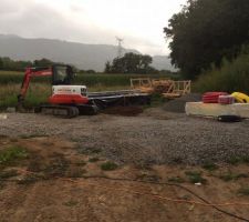 Finition des travaux VRD : tirage des divers raccordements et préparation du terrain pour remise à niveau des terres.