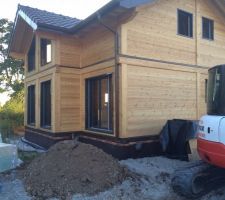 Finition des travaux VRD : tirage des divers raccordements et préparation du terrain pour remise à niveau des terres.