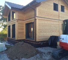 Finition des travaux VRD : tirage des divers raccordements et préparation du terrain pour remise à niveau des terres.