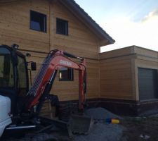 Finition des travaux VRD : tirage des divers raccordements et préparation du terrain pour remise à niveau des terres.