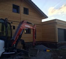 Finition des travaux VRD : tirage des divers raccordements et préparation du terrain pour remise à niveau des terres.