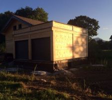 Finition des travaux VRD : tirage des divers raccordements et préparation du terrain pour remise à niveau des terres.