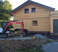 Finition des travaux VRD : tirage des divers raccordements et préparation du terrain pour remise à niveau des terres.