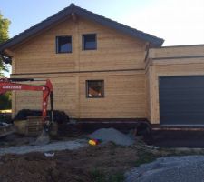 Finition des travaux VRD : tirage des divers raccordements et préparation du terrain pour remise à niveau des terres.