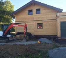 Finition des travaux VRD : tirage des divers raccordements et préparation du terrain pour remise à niveau des terres.
