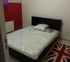 Chambres  2 il me reste la deco et installer la table de chevet qui est assortie avec le lit