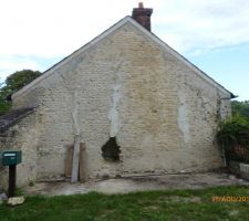 Rebouchage du trou béant dans la façade réalisé par l'ancien propriétaire pour accéder a l'étage. c?était plus simple que de poser un escalier.