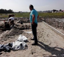 Le papa qui fait le curieux sur le chantier!