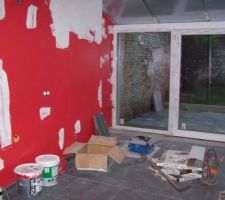 Le mur avait été enduit n'importe comment...