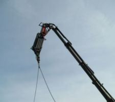 Grue en action de pose du plancher étage