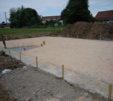 Fondations coul&eacute;es, &eacute;vacuations et adductions pos&eacute;es, h&eacute;risson pos&eacute; et compact&eacute;