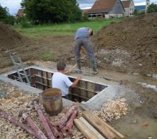 Décoffrage de la fosse qui va contenir la cuve pour l'eau chaude solaire