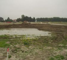 La piscine est en cours de rebouchage! :)
Ya encore du boulot quand m&ecirc;me mais sa avance!