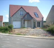Bute de terre coté port de garage supprimée pour permettre l'installation du coffret GRDF