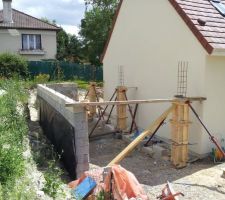 Auto-construction du garage - Réalisation d'un mur en bloc à bancher et une structure poteaux poutres en béton armé