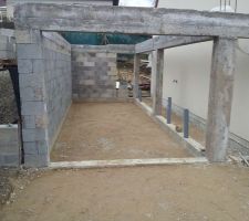 Auto-construction du garage : la maconnerie du garage est terminé reste les (petits) pignons car la hauteur de notre garage est limité à 3m50, ce qui explique pourquoi il est entérré de 2 rangs