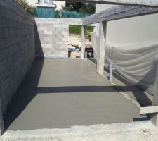 Auto-construction du garage : Coulage de la dalle du garage avec une toupie   tapis roulant