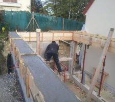 Auto-construction du garage - Coulage des poutres avec la famille