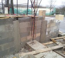 Auto-construction du portail : un petit muret de soutènement d'un mètre et passages des gaines pour la motorisation