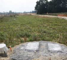 "fondation" pour le coffrage b&eacute;ton qui va recevoir l'emprise technique (coffret &eacute;nergie et boite au lettre)