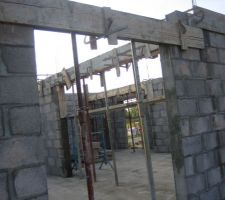 Pose des linteaux et poutres dans la maison