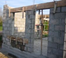 Pose du linteau fenêtre du salon et porte d'entrée.