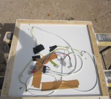 Plaque pour fixer les 3 luminaires boules en suspension, au plafond de la salle a manger