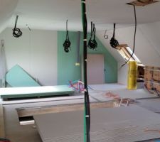 L'étage avec la mezzanine, 1 chambre et la salle de bain
