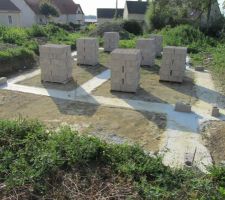 Quelques palettes de parpaings sont arriv&eacute;es pour le vide sanitaire.