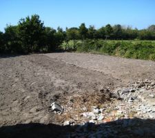 Retournement terrain pour décailloutage grossier.