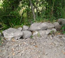Reconstitution à l'arrache du muret du fond de la parcelle.