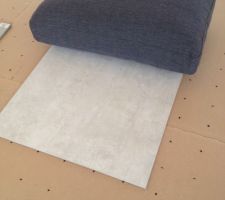 Carrelage séjour et un des coussins du canapé (oui oui, on a tout essayé!)