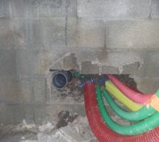 Les fourreaux sont encore vide en attente et le pvc vers le total égout.