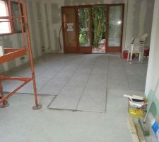 Pose du carrelage côté salle à manger