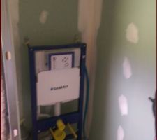 Wc suspendu dans la salle de bain avec separation avec le coté bain