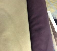 Voici les couleur du canapé.contour prune assise ecru.plus un mélange des 2 couleurs pour les coussins
