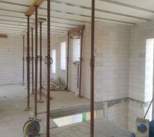 Tous les hourdis sont pos&eacute;s (sauf le passage au toit)