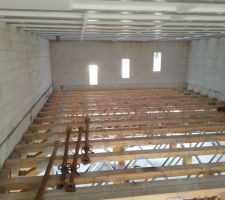 Le grenier est enfin lib&eacute;r&eacute; de toute planches de coffrage, et des &eacute;tais. &Ccedil;a fait un grand volume :) (45m&sup2;)