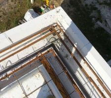 Le cha&icirc;nage ext&eacute;rieur (diam&egrave;tre 14) qui sera li&eacute; &agrave; l?acrot&egrave;re bient&ocirc;t, le cha&icirc;nage int&eacute;rieur (celui de la dalle, diam&egrave;tre 10), et entre, du styrodur de 5cm