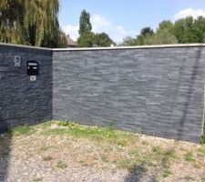 Mur d'entrée en plaquettes de parement